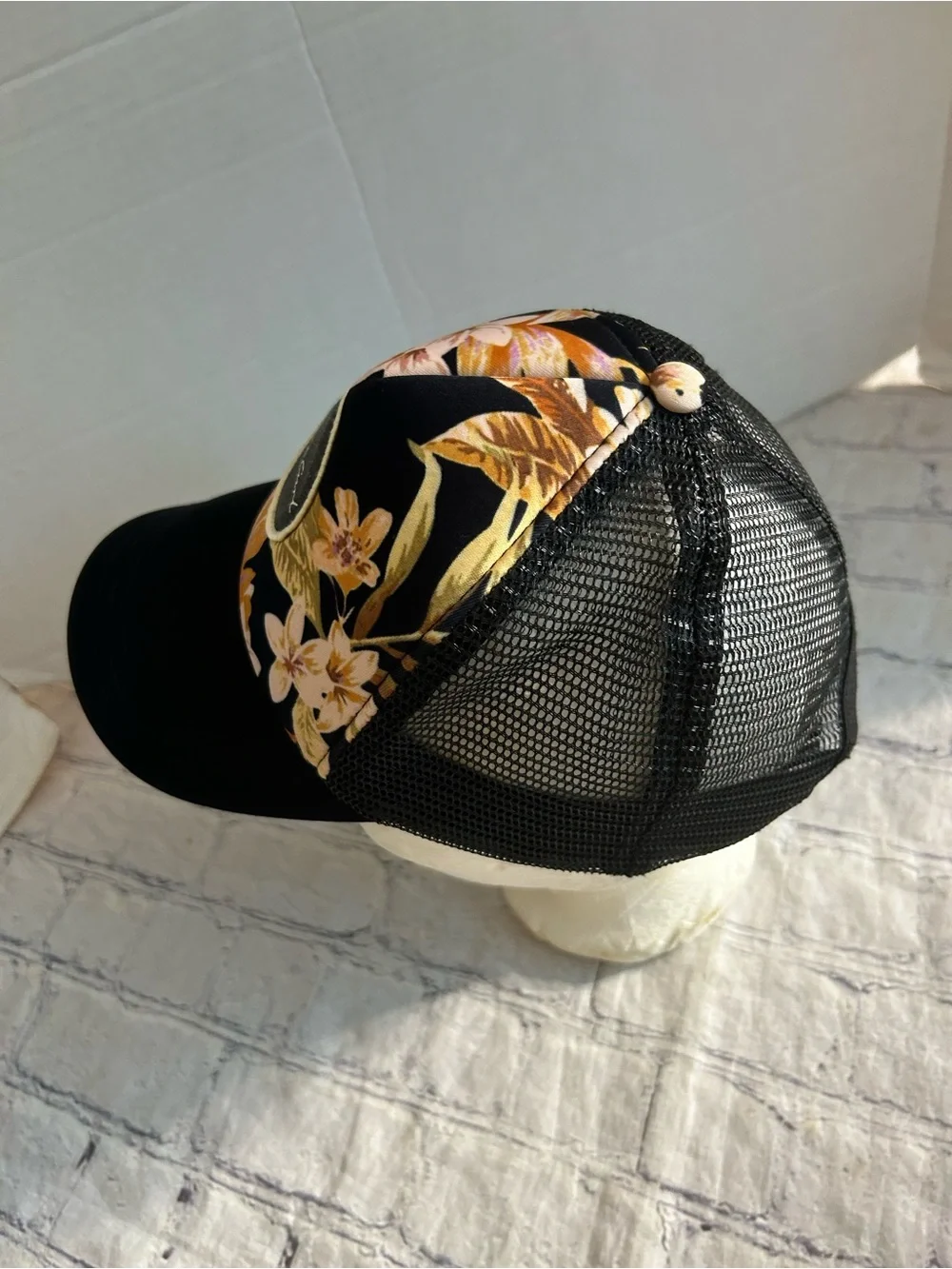 RIP CURL WOMEN’S FLORAL TRUCKER HAT CURVED BLACK BRIM TROPICAL PRINT SNAPBACK